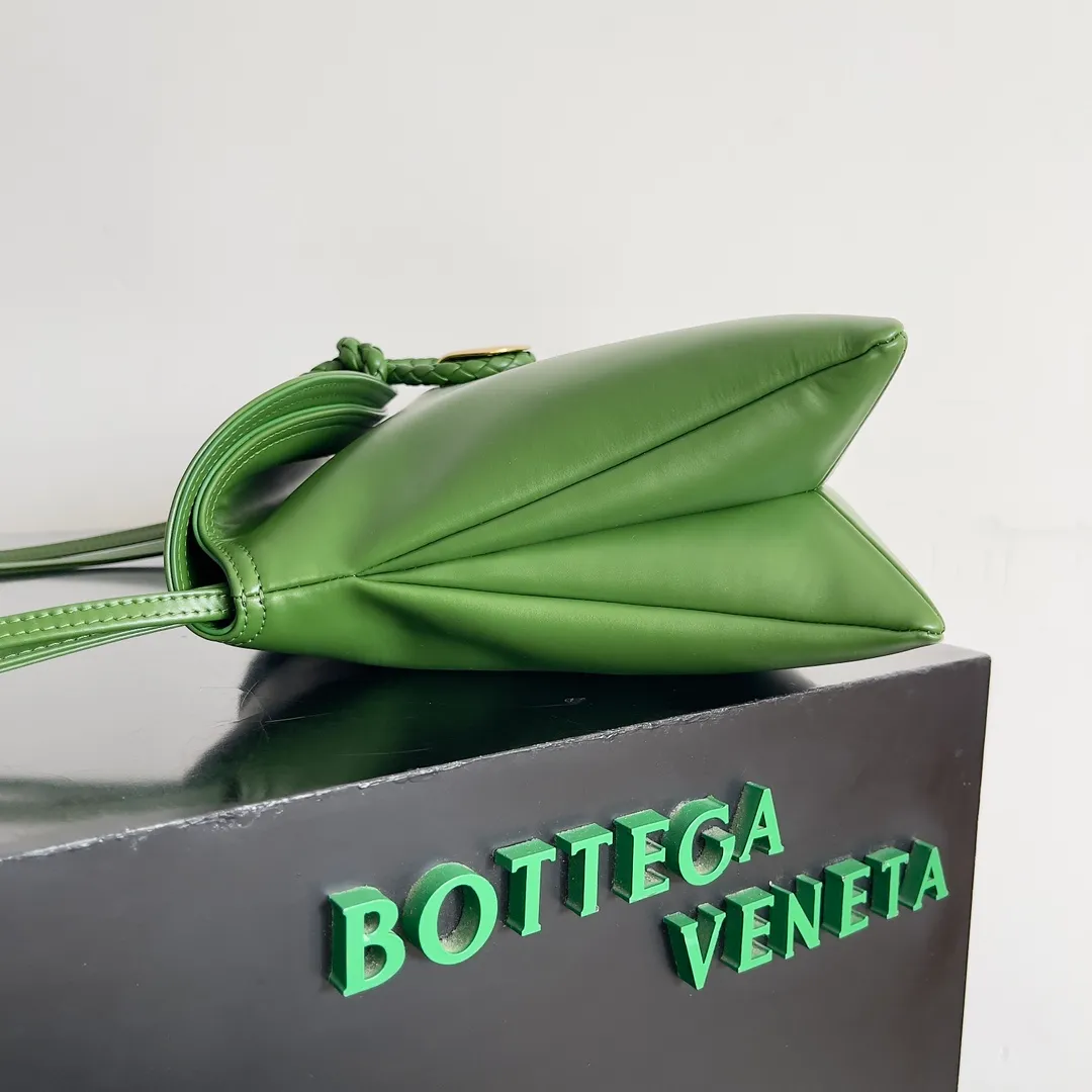 Batch 1680 Inspired by the 1970s, the Bottega Veneta women's logo shoulder bag has a smooth leather surface that brings a clean and handsome feel, just like the neatness and tenacity of a working woman. The front buckle is made of high-quality hardware pendant, the overall retro elegance, and the excellent leather feels soft. This Bottega Veneta series can be described as beautiful, weakening the complexity of the outfit, not competing for it, and only using the best quality to interpret itself. Style number: 806034 (large size) Size: 30*20*8cm